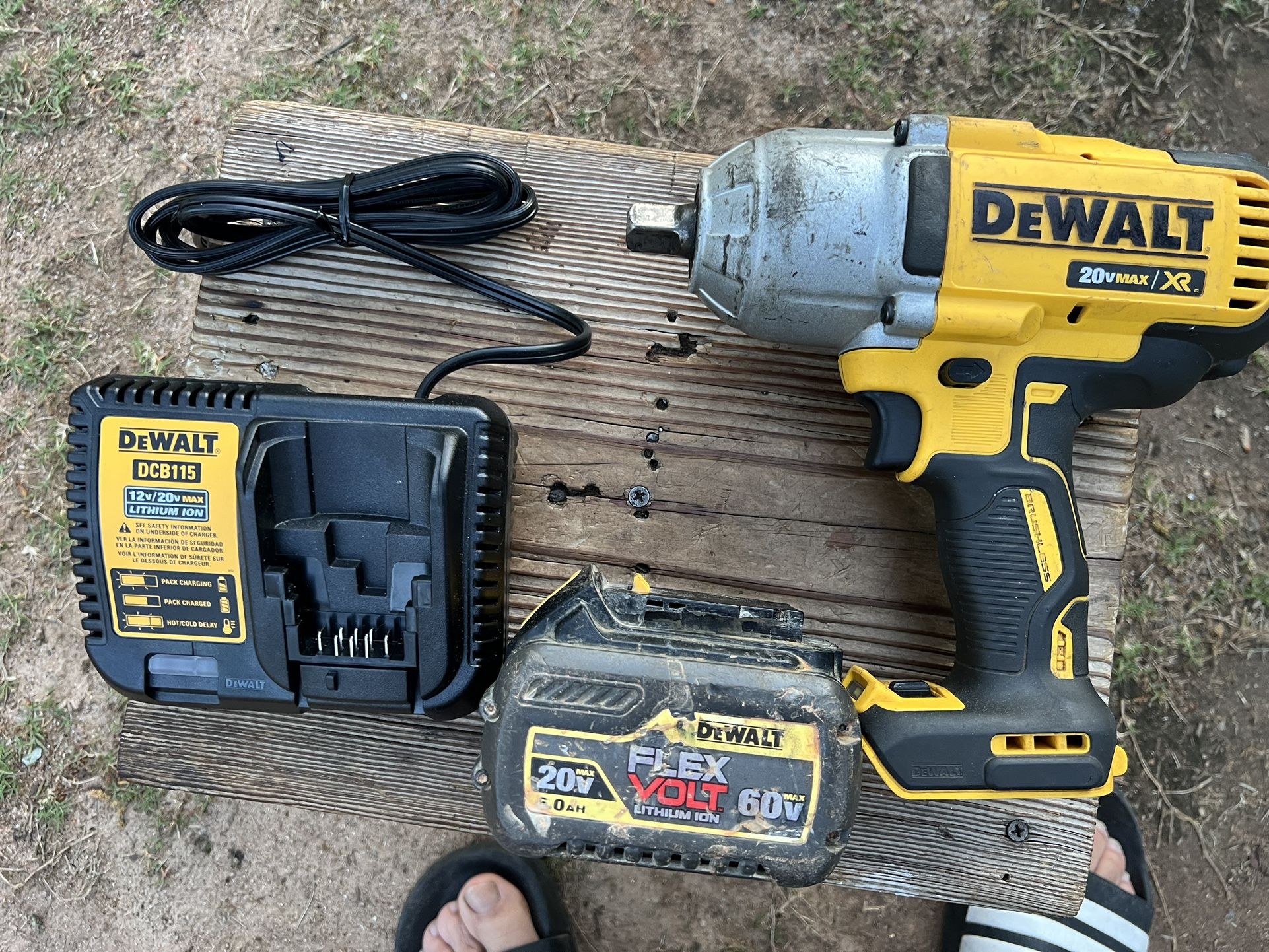 Dewalt 1/2 Impact Wranch With Battery And Charger  