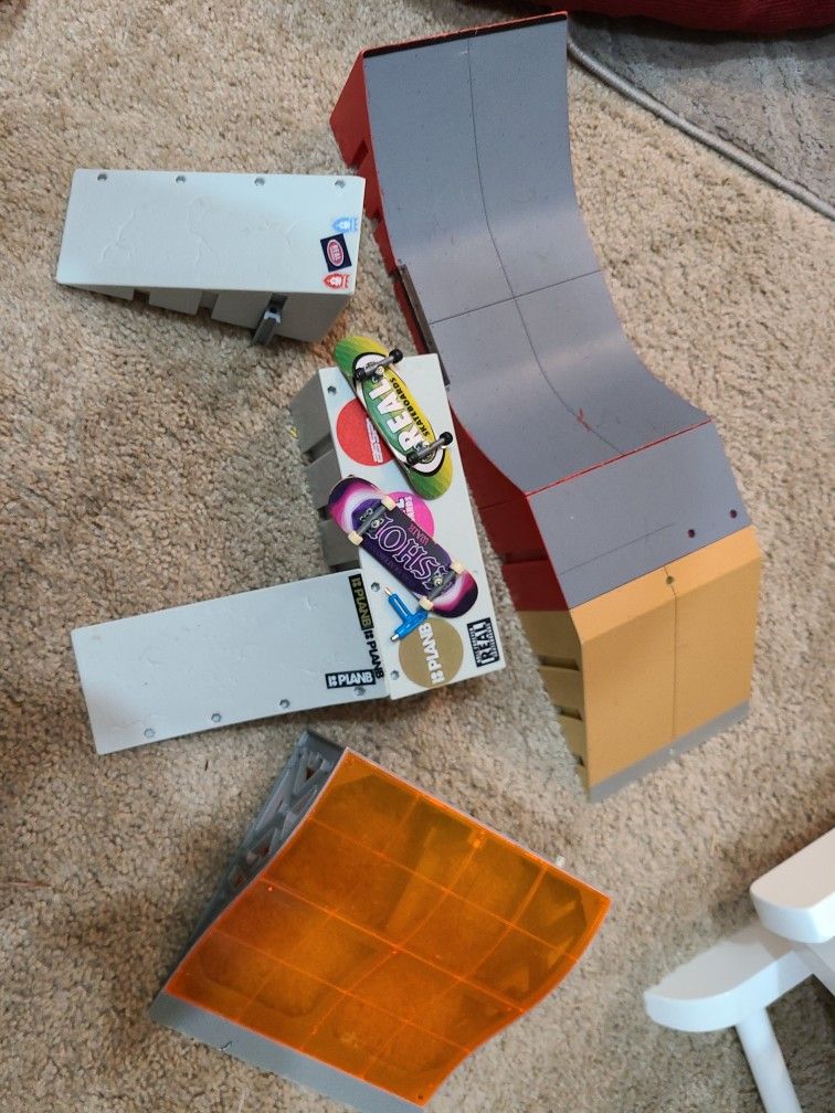 Tech Deck Skatepark + 2 Tech Decks