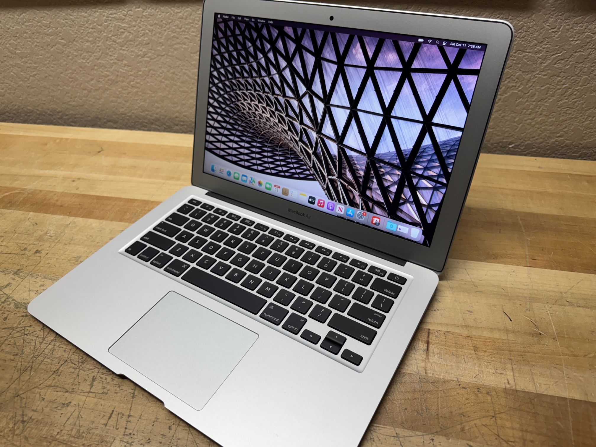 2015 13” MacBook Air - 1.6 GHz i5 - 8GB - 256GB SSD - Low Cycles