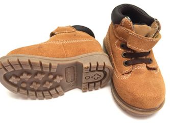 Baby boots Genuine Kids from Oshkosh Tan Suede Leather Boots Baby Shoes Size 3. Infant boots.