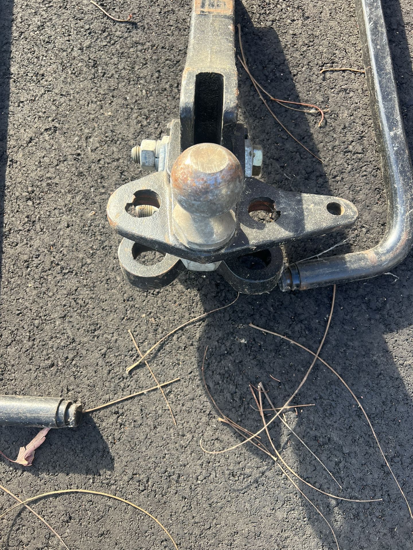 Tow Hitch With stabilizing sides