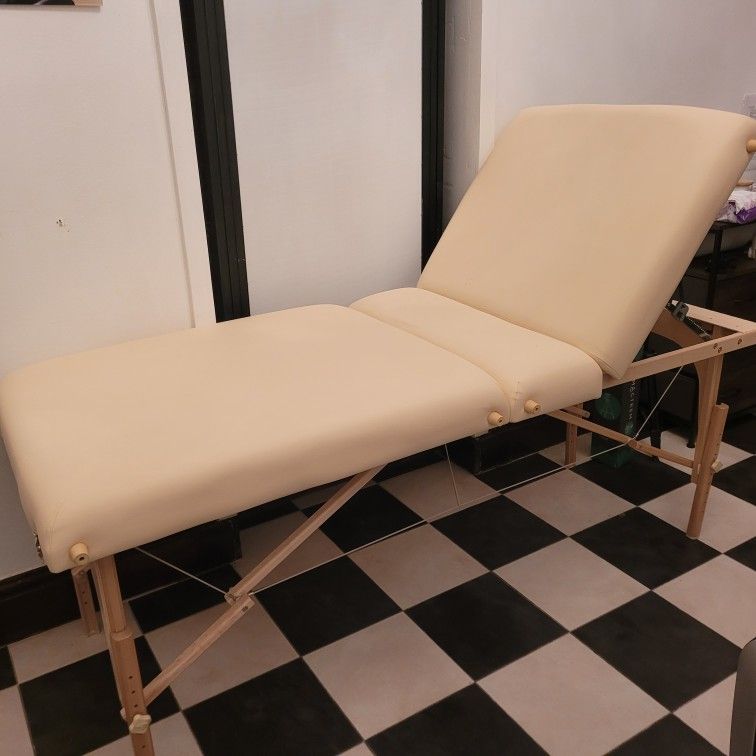 Vanilla Crème Earthlite Avalon XD Portable Massage Table