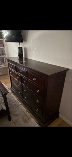 Queen Bedroom Set – Solid Wood Bed Frame & 6-Drawer Dresser