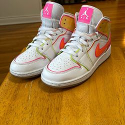 ALMOST NEW CONDITION JORDAN 1 Size 5.5Y/7 Women 