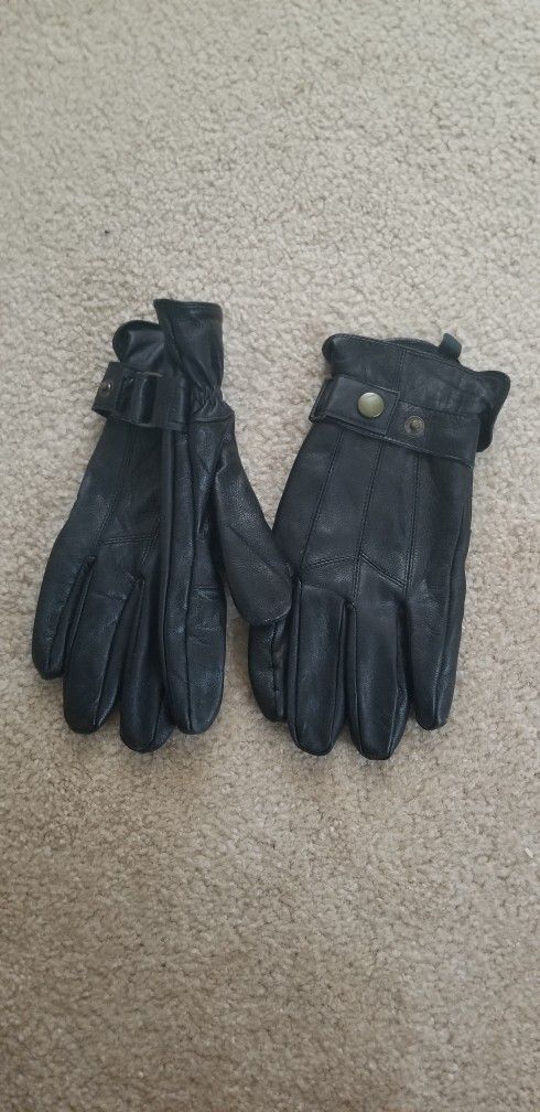 Leather riding or driving gloves