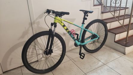 Trek Bike: Marlin 5 Gen 2 Size M
