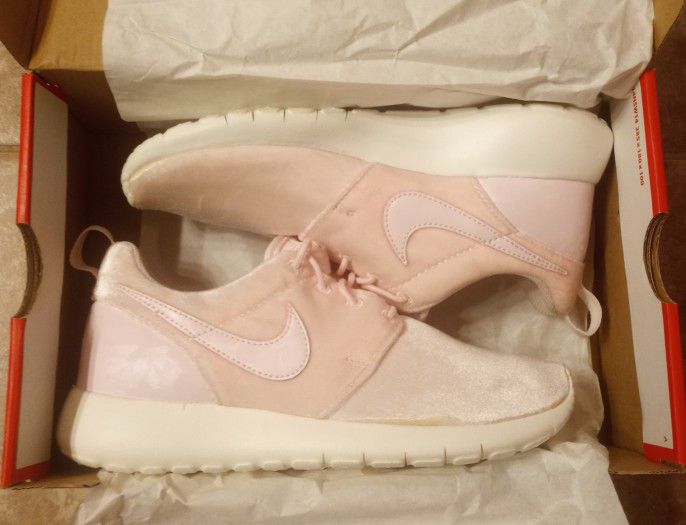 NEW Nike Roshe One GS Arctic Pink Girls 4Y