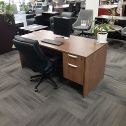 Large Straight Desk (Modern Walnut)