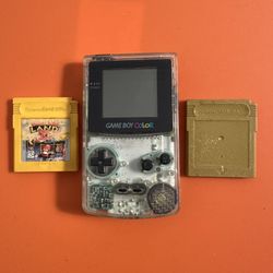 Gamboy Color With Pokémon Gold 