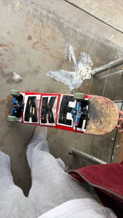 baker skateboard missing 1 wheel