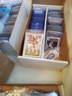 Approximately 1000 Vintage and some modern BASEBALL CARDS