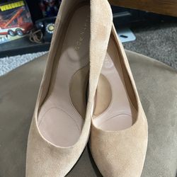 Taryn Rose Silky Soft Suede Ladies Shoes. Size 9M