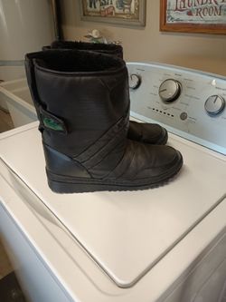 Snow boots 20.00