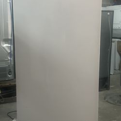 New Scratch And Dent  Upright Freezer