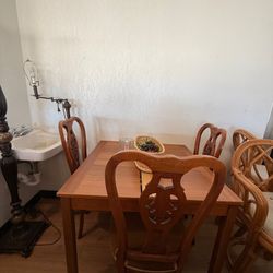 Dining Table In Great Conditions 