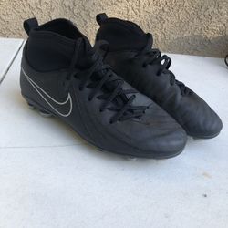 Nike Phantom Luna 2 Academy FG MG boys Soccer Cleats  Size 6