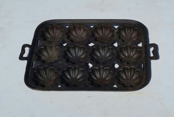 Vintage Black Cast Iron Rustic 11 Hole Muffin Pan Made In Taiwan 8 Wide