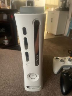 Xbox 360 con tres controles en buen estado por 150 obo
