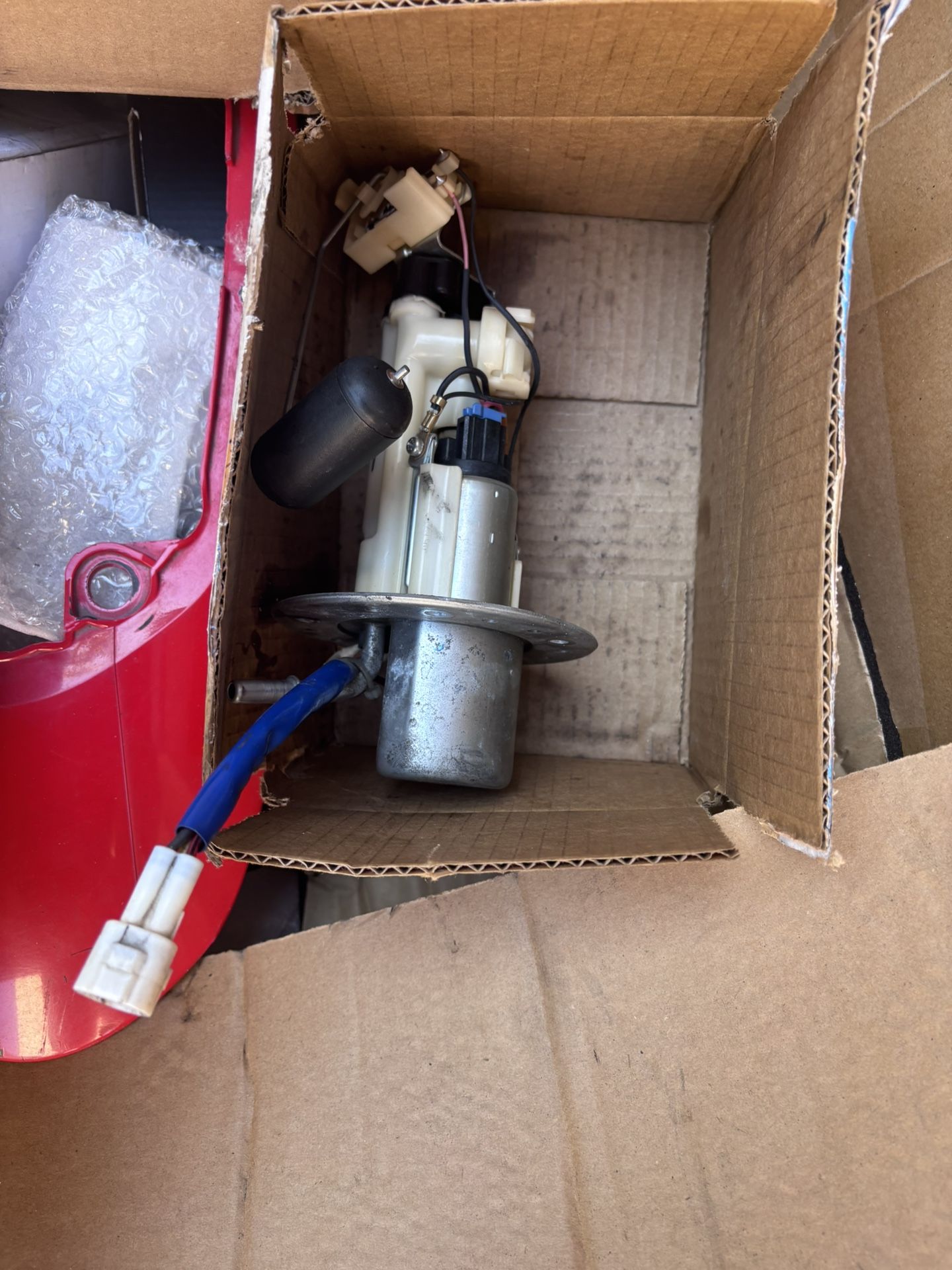 2006 Suzuki Gsxr 600 Fairing And Fuel Pump