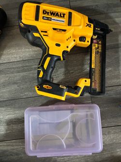 Dewalt brushless cordless staple gun with staples