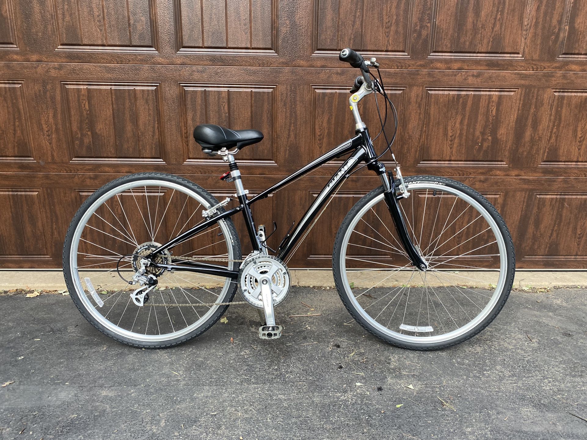 GIANT Cypress Hybrid (Mint Condition - 14.5” frame, 700x35 Tires)