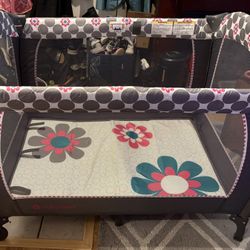 Pack & Play W/ Bassinet & Changing Table 