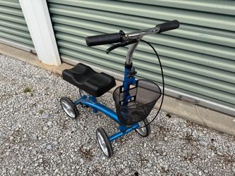 Steerable Knee Scooter with Basket