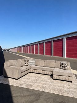Large Gray U-Shaped Sectional with Chaise – FREE DELIVERY 🚚