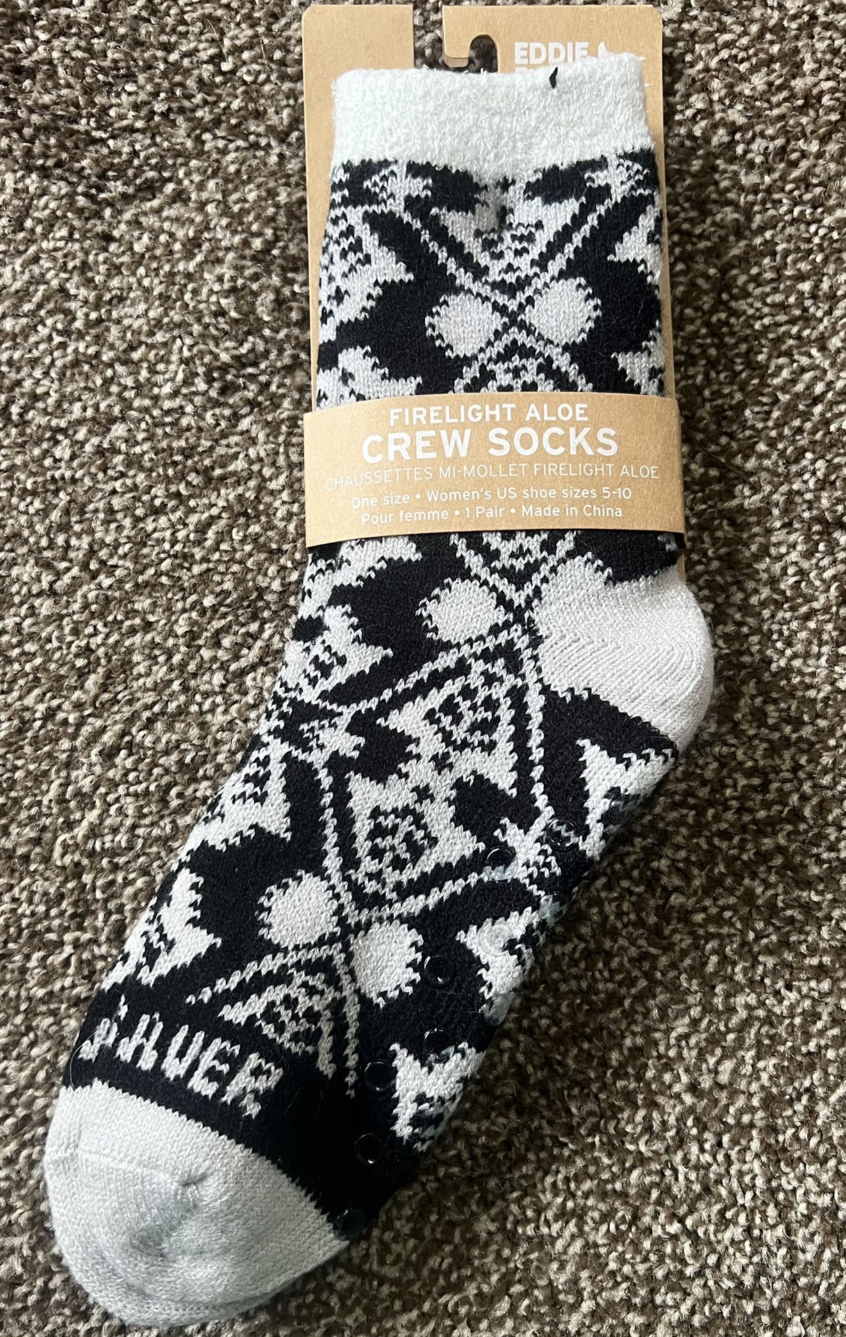 🔥 NEW Eddie Bauer Aloe-Infused Firelight Crew Socks – Women’s Size 5-10 🔥 —Retail Value: $20 Treat your feet! These ultra-cozy Eddie Bauer Firelig