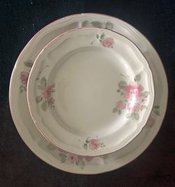 Roseland by Gibson Designs Plates (5) Vintage
