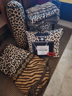 Super nice Full/queen quilt with Shams, 2 pillows and sturdy stool--leopard print
