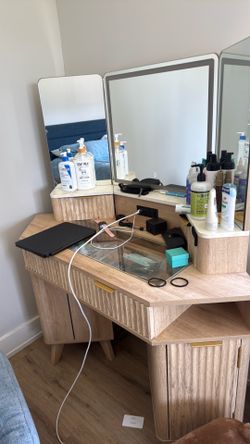Make up vanity desk with mirrors