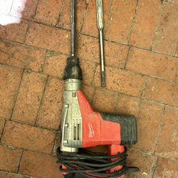 Milwaukee Demolition Hammer (With 2 Chisels)