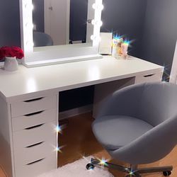 Make Up Desk And Chair 