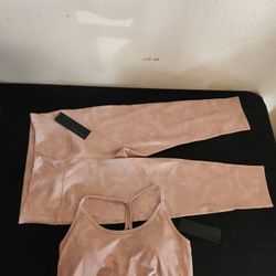 NEW MONO B SPORTS BRA AND CAPRI PANTS SIZE L.