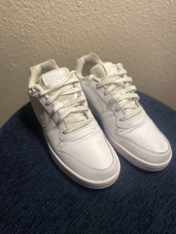 Woman White Nike Shoes 