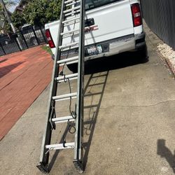 Escalera de 24 pies de fibra de vidrio buenas condiciones muy barata