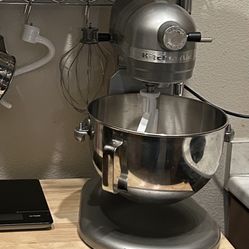 Lightly Used 5 Quart Bowl Lift Kitchenaid Mixer + 2 Year Warranty 