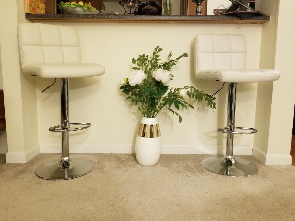 Vanilla bar stools (set of 2) Like New!