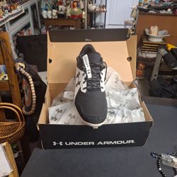 "NEW CONDITION" Under Armour Leadoff Low RM - Rubber Molded Baseball Cleats Size 12 New Condition Only Worn Once, Black & White