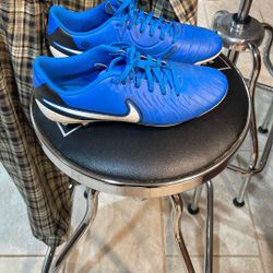 Size 7.5 Nike Football Shoes.