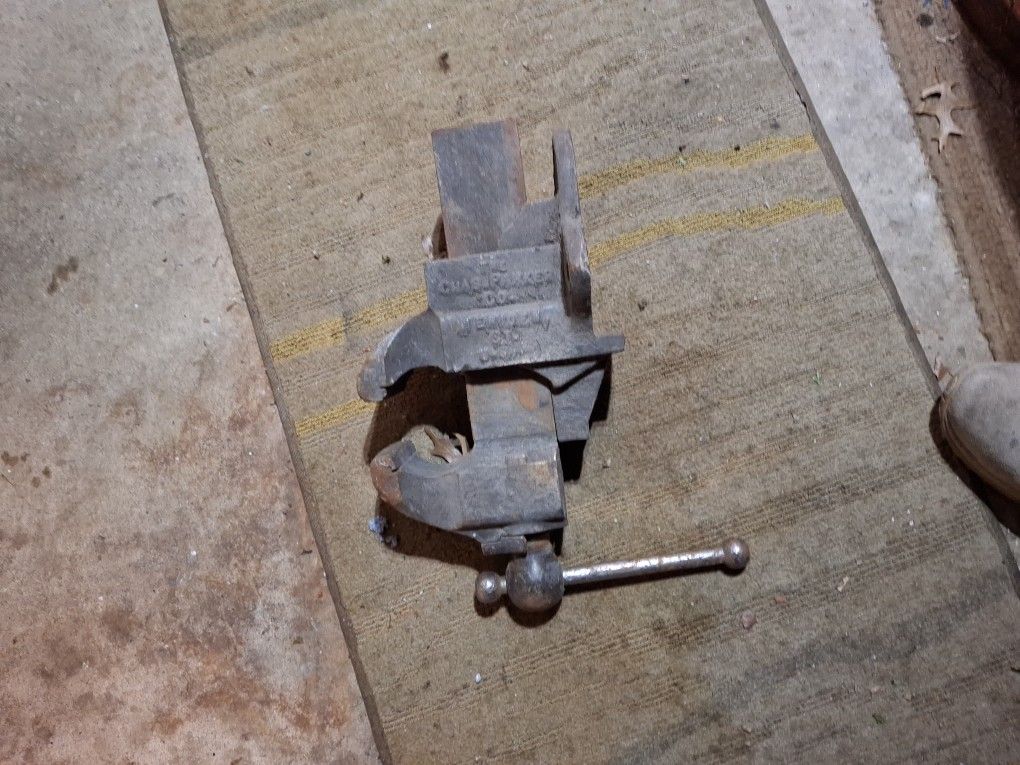 Bench vice