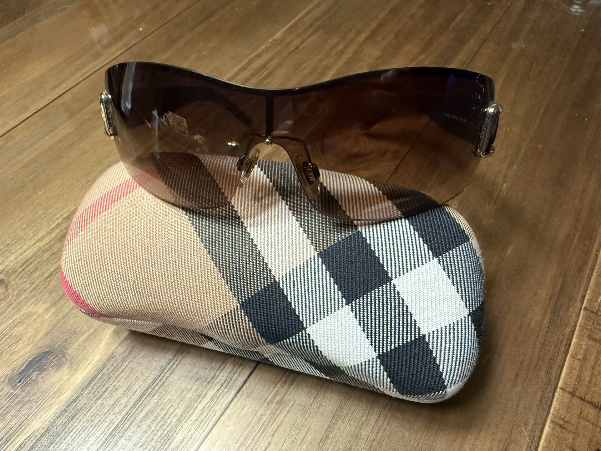 Burberry Sunglasses 🕶️ !! Located In Pacoima 91331