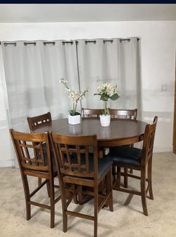 Extendable Dining Table With Display Base & 6 Chairs 
