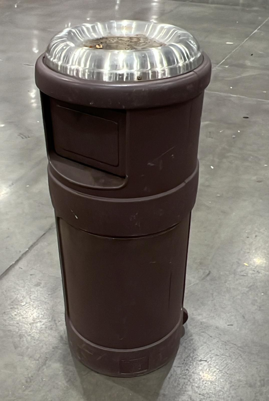 PLASTIC TRASH CONTAINER WITH ASH TRAY