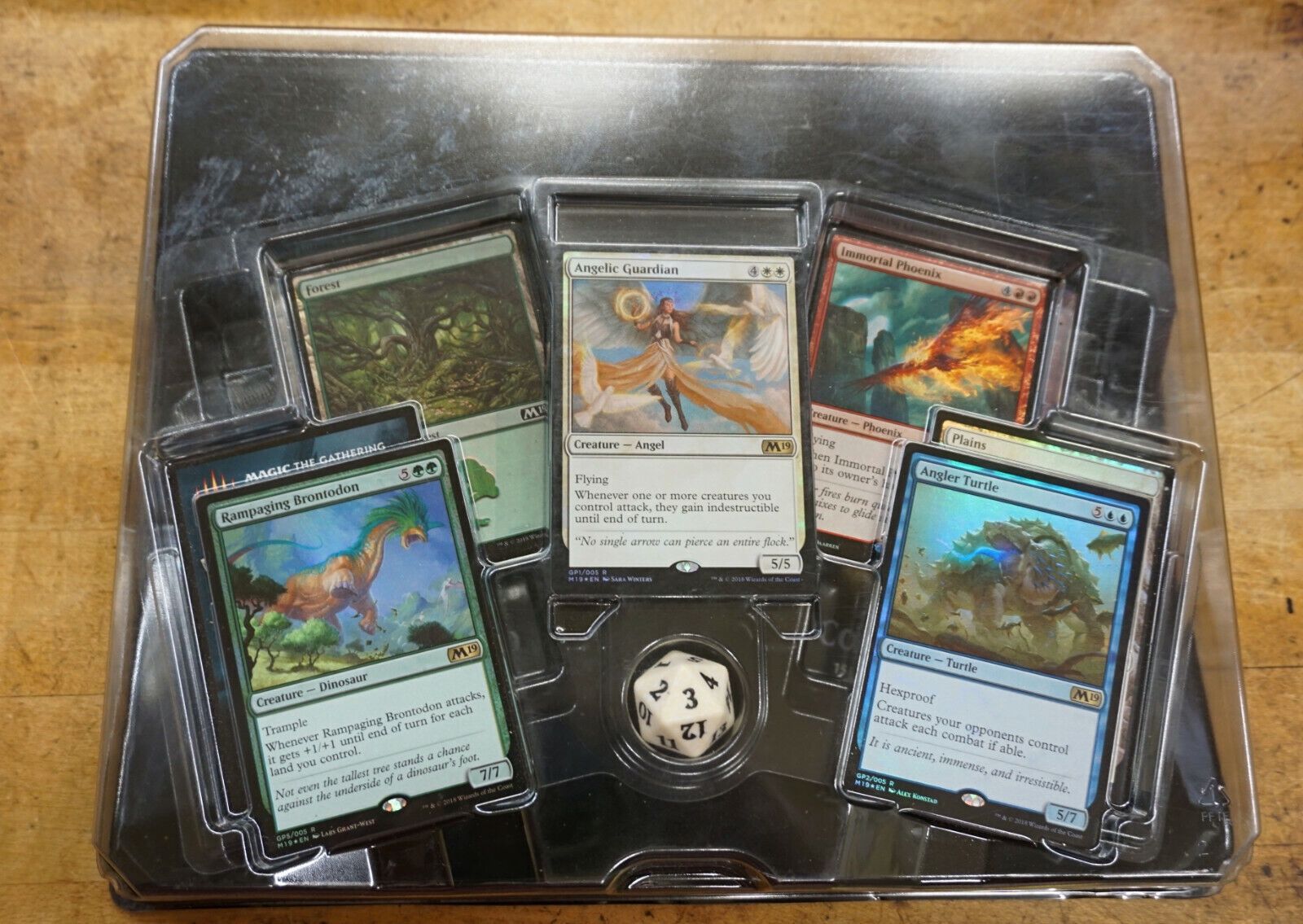 2018 WIZARDS OF THE COAST PLAYING CARDS COLLECTIBLE NEW