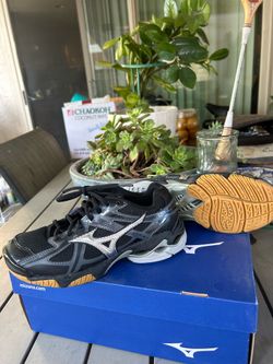 Woman volleyball size6 Mizuno shoes