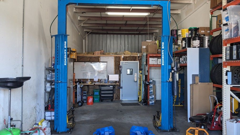 Ben Pearson Auto shop car lift, LASO7 2-post assymetrical