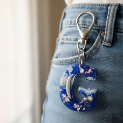 Resin Keychain: Embedded Flowers & Gold Glitter - Personalized Initial Keyring