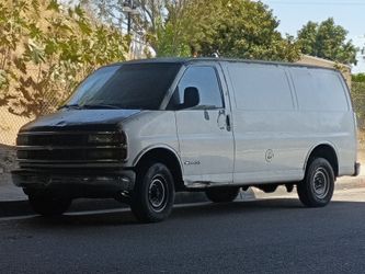 2001 Chevy Express 2500 motor 5.7 El motor y la transmission al 💯 interior tienen pequeños detalles $3200